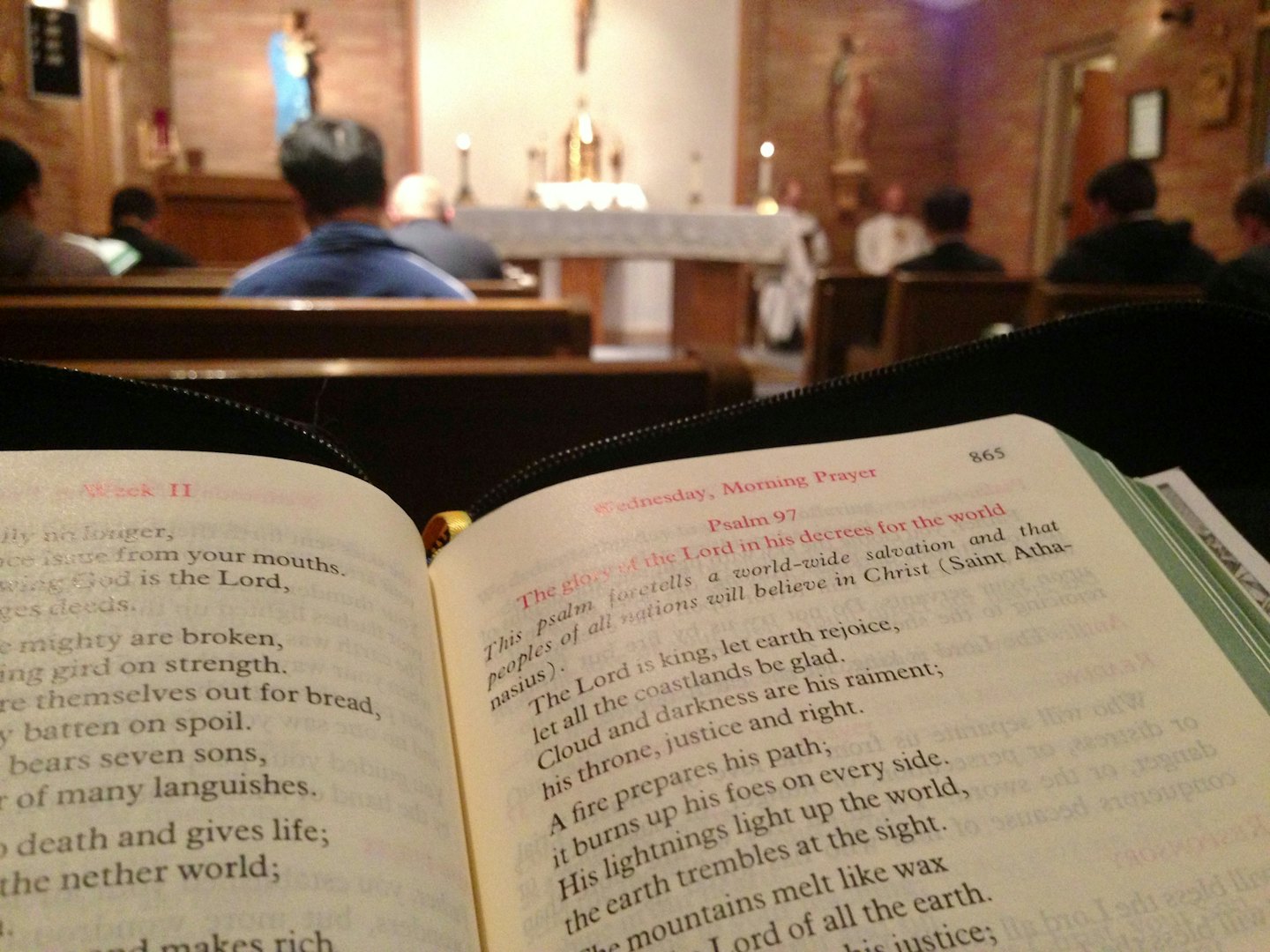 Avatud palveraamat kirikupingil.